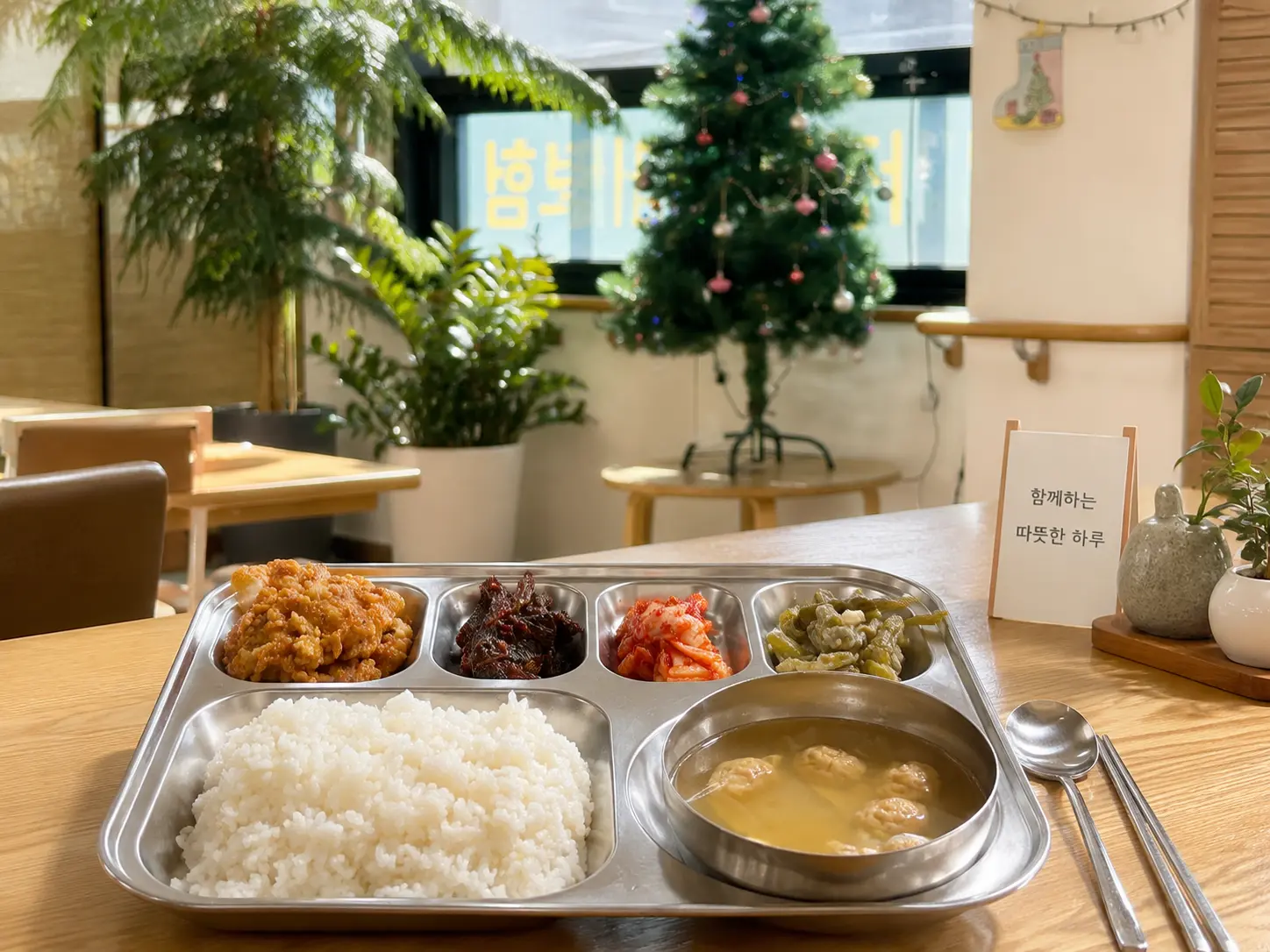 위생적으로 관리되는 원내 독립 주방 전경
