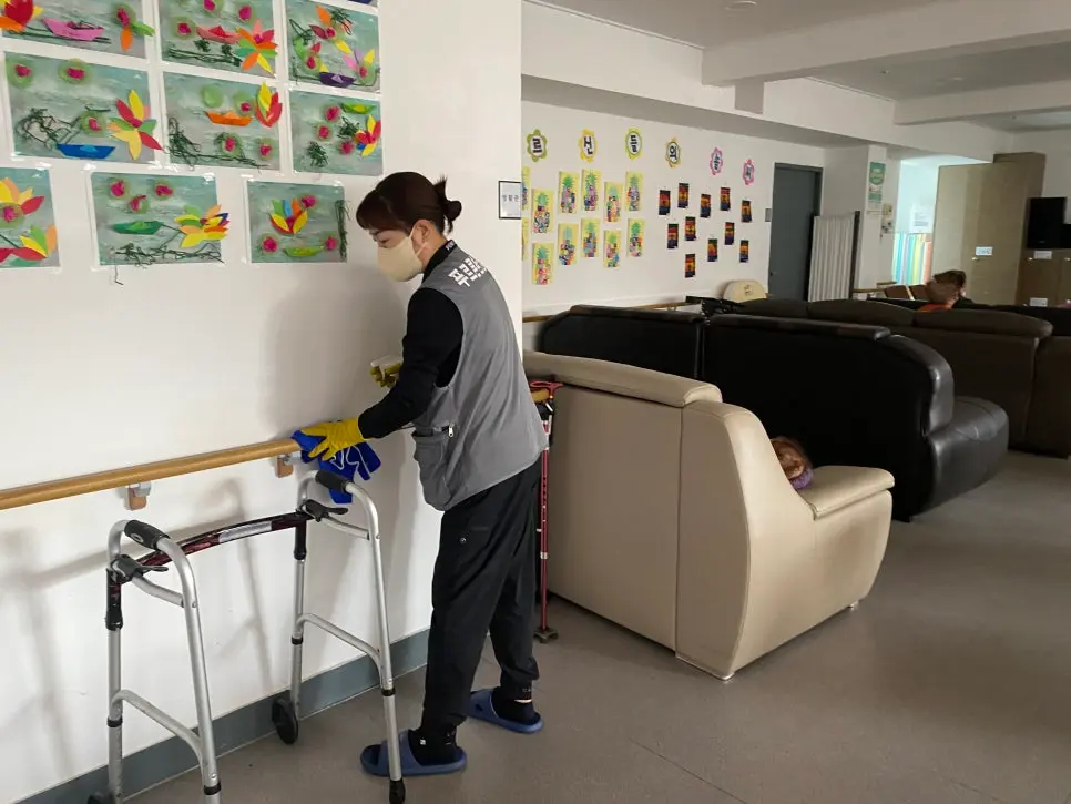 안전 보조 장치와 최신 기구가 배치된 재활 및 활동실